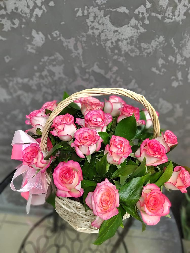 Цветочная композиция из Розы в корзине в Иссе