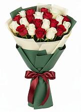 Букет Микс из красных и белых роз в Иссе