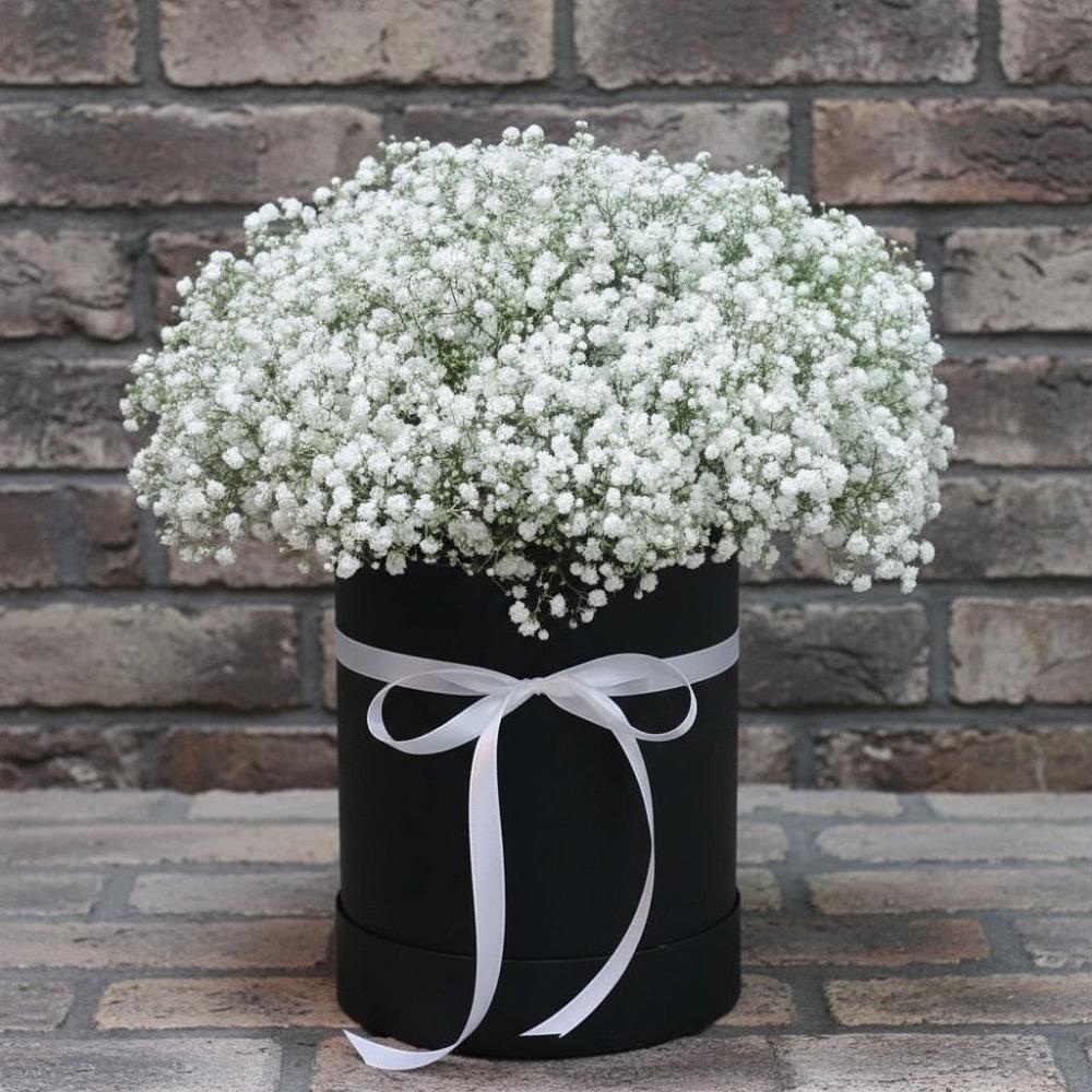 Цветочная композиция из Гипсофила в шляпной коробке в Иссе