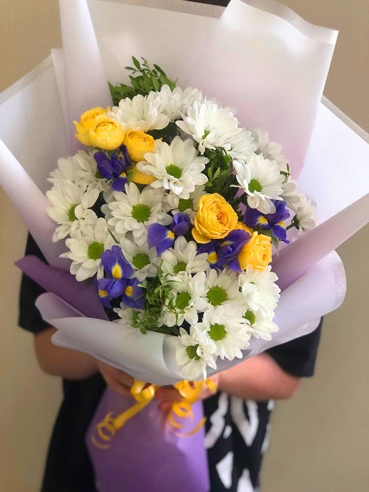 Букет цветов из: Ирисы, Хризантемы и Розы в Иссе