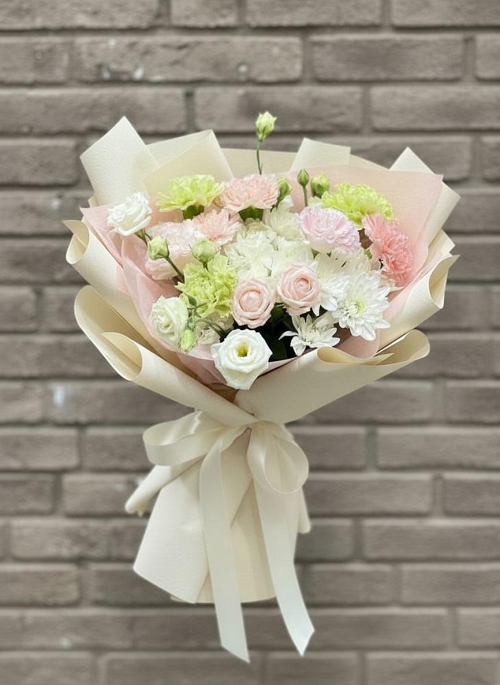 Букет цветов из: Гвоздики, Розы, Лизиантусы и Хризантемы в Иссе