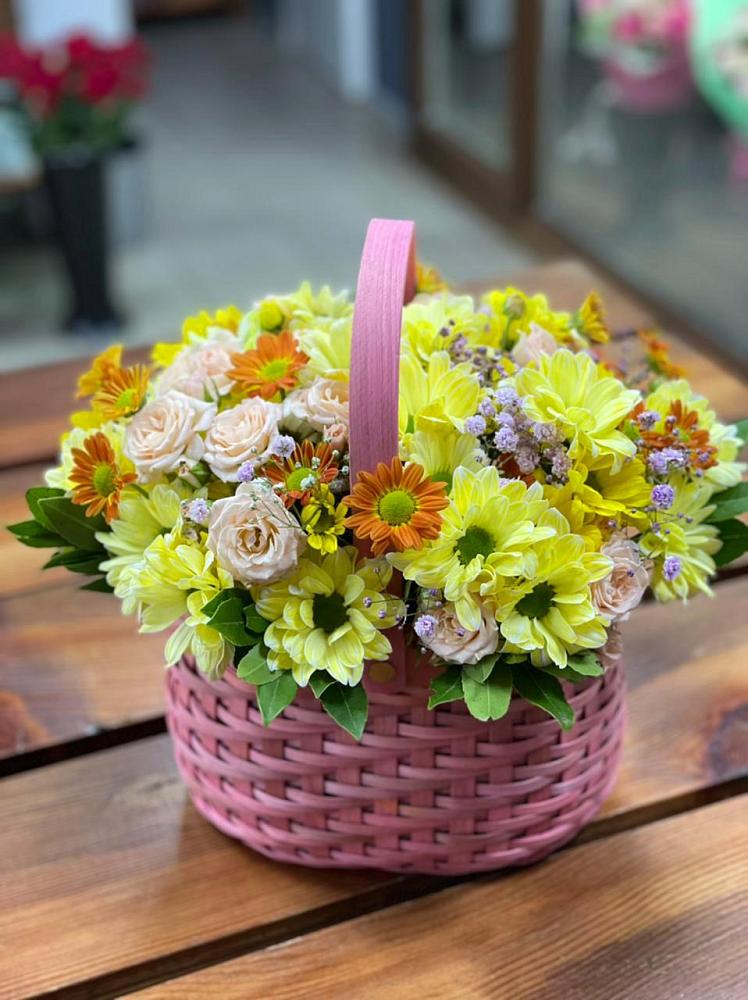 Цветочная композиция из Хризантемы и Розы в корзине в Иссе