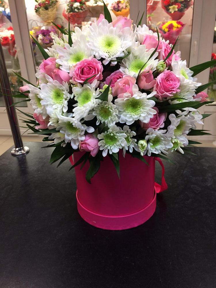 Цветочная композиция из Розы и Хризантемы в шляпной коробке в Иссе