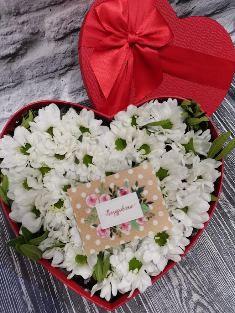 Цветочная композиция из Хризантемы в виде сердца в Иссе