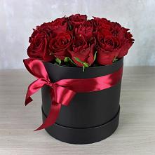Цветочная композиция из Розы в шляпной коробке в Иссе