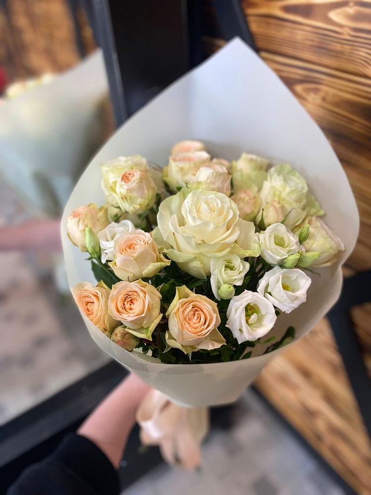 Букет цветов из: Розы и Лизиантусы в Иссе